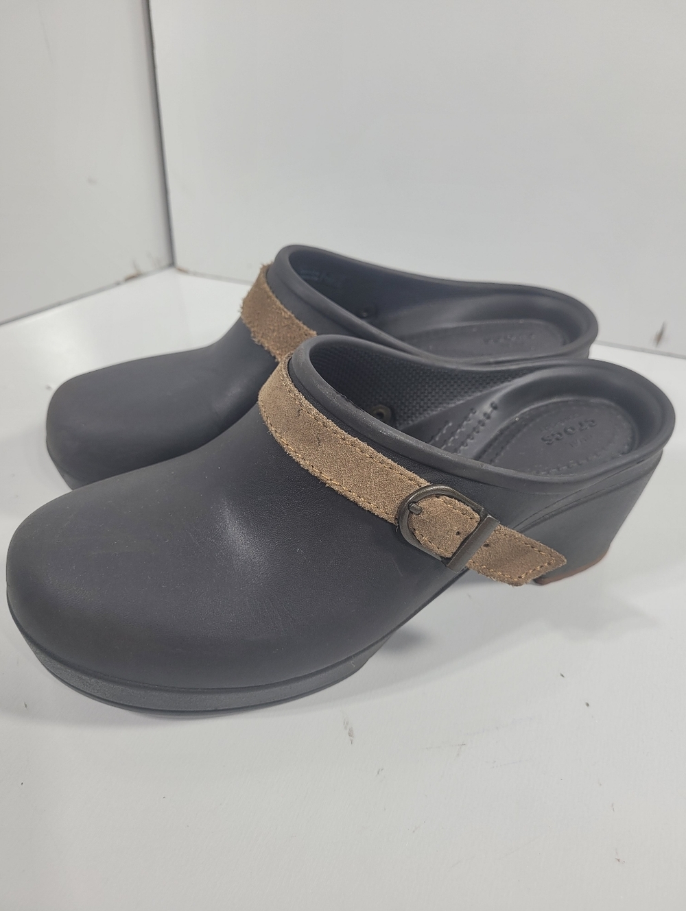 Crocs Sarah Clogs Womens Size 6 Espresso Brown Dual Comfort Suede Strap Mules